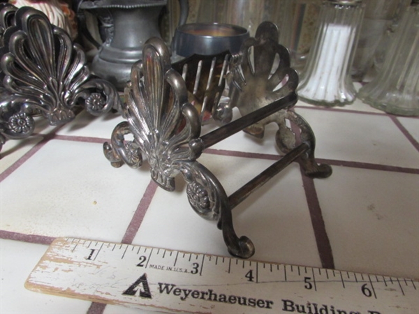 VINTAGE SILVERPLATE CREAMER, SALT & PEPPER SHAKERS, CERAMIC ROOSTERS, BRASS BULL HEAD SKEWERS & VINTAGE ROLY POLY GLASS PITCHER W/ONE GLASS