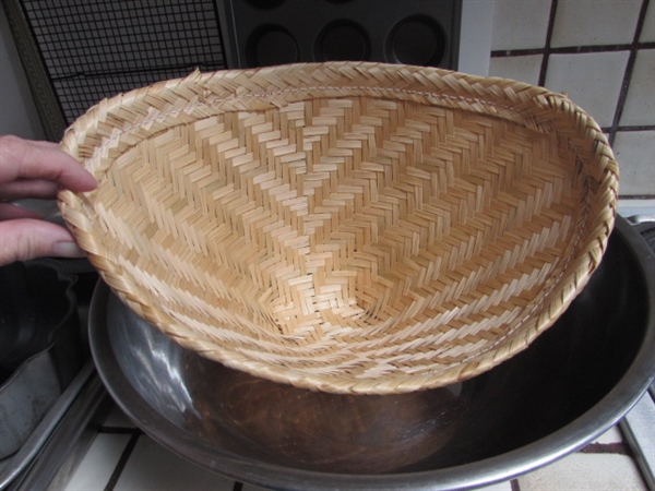 STICKY RICE BASKET, LARGE MIXING BOWL & VARIETY OF BAKING PANS
