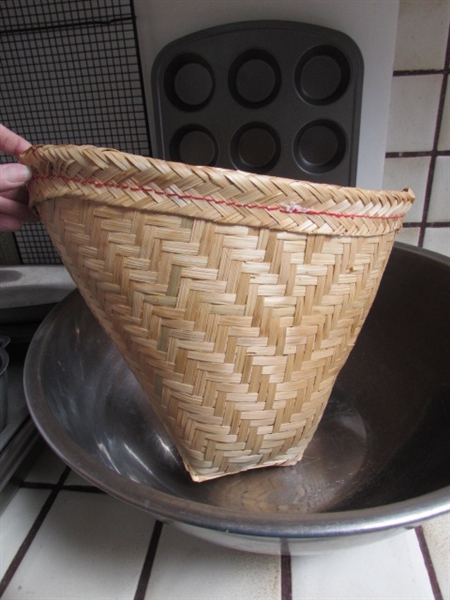 STICKY RICE BASKET, LARGE MIXING BOWL & VARIETY OF BAKING PANS