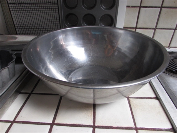 STICKY RICE BASKET, LARGE MIXING BOWL & VARIETY OF BAKING PANS