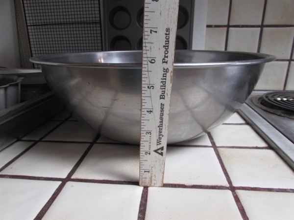 STICKY RICE BASKET, LARGE MIXING BOWL & VARIETY OF BAKING PANS