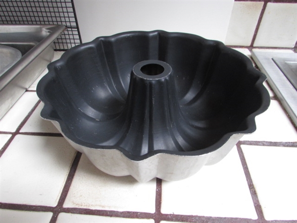 STICKY RICE BASKET, LARGE MIXING BOWL & VARIETY OF BAKING PANS