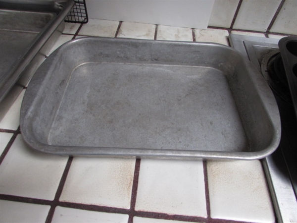 STICKY RICE BASKET, LARGE MIXING BOWL & VARIETY OF BAKING PANS