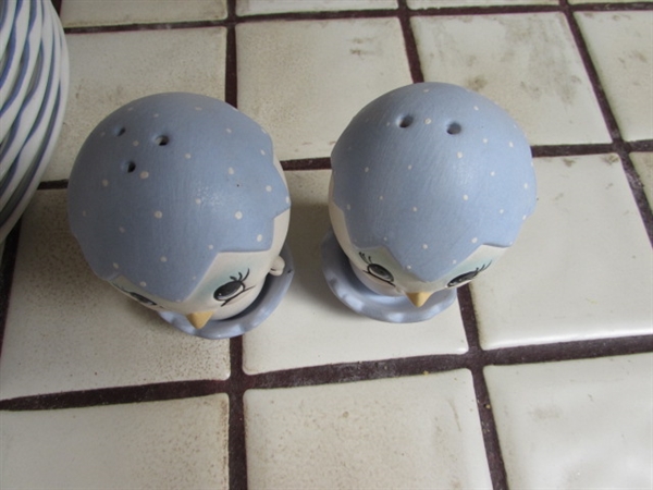 HEARTHSIDE FLORAL EXPRESSIONS STONEWARE & CHICKIE SALT AND PEPPER SHAKERS