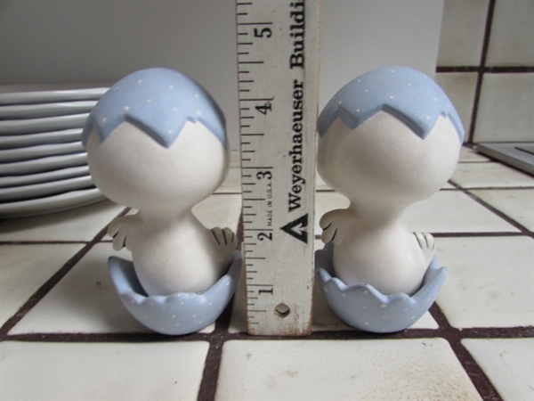 HEARTHSIDE FLORAL EXPRESSIONS STONEWARE & CHICKIE SALT AND PEPPER SHAKERS