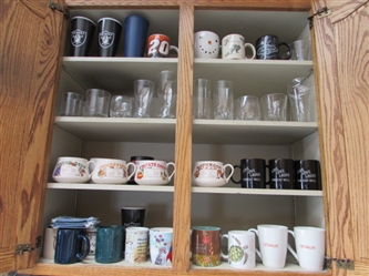LARGE ASSORTMENT OF GLASSES, SOUP AND COFFEE MUGS
