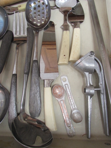 MIXED LOT OF KITCHEN UTENSILS INCLUDING VINTAGE BEATER, SPOONS AND MORE