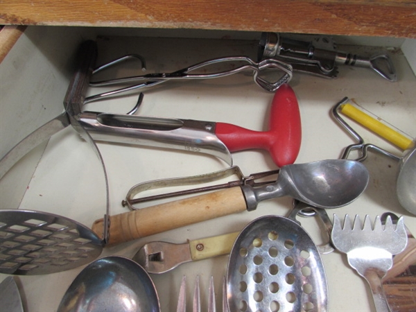 MIXED LOT OF KITCHEN UTENSILS INCLUDING VINTAGE BEATER, SPOONS AND MORE