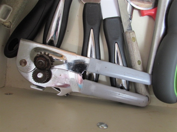 MIXED LOT OF KITCHEN UTENSILS INCLUDING VINTAGE BEATER, SPOONS AND MORE