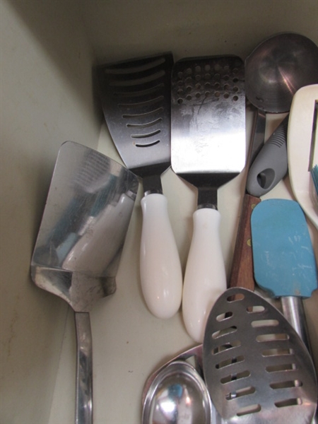 MIXED LOT OF KITCHEN UTENSILS INCLUDING VINTAGE BEATER, SPOONS AND MORE