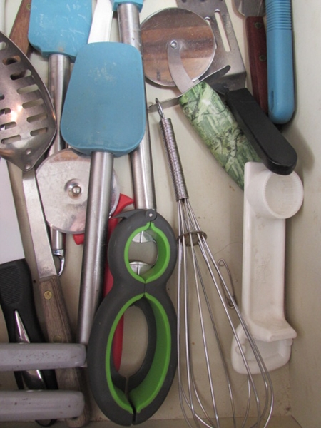 MIXED LOT OF KITCHEN UTENSILS INCLUDING VINTAGE BEATER, SPOONS AND MORE