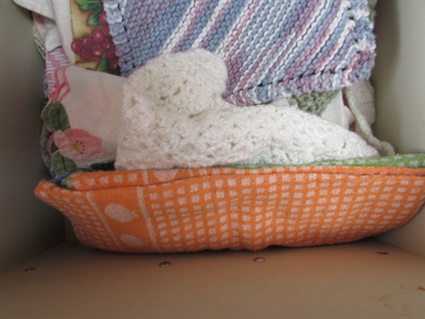 LARGE ASSORTMENT OF KITCHEN TOWELS AND PLACEMATS