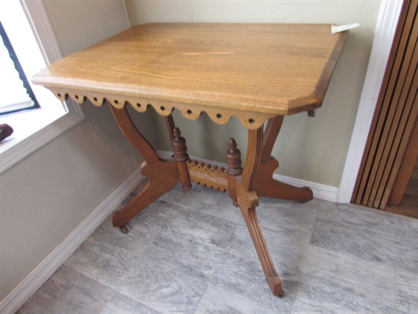 VINTAGE/ANTIQUE EASTLAKE PARLOR TABLE