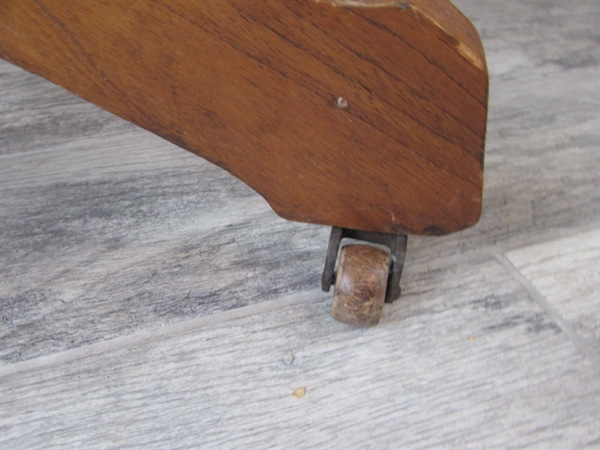 VINTAGE/ANTIQUE EASTLAKE PARLOR TABLE