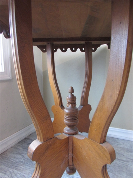 VINTAGE/ANTIQUE EASTLAKE PARLOR TABLE