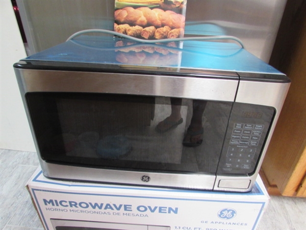 GE MICROWAVE OVEN AND COOKBOOK