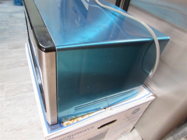 GE MICROWAVE OVEN AND COOKBOOK