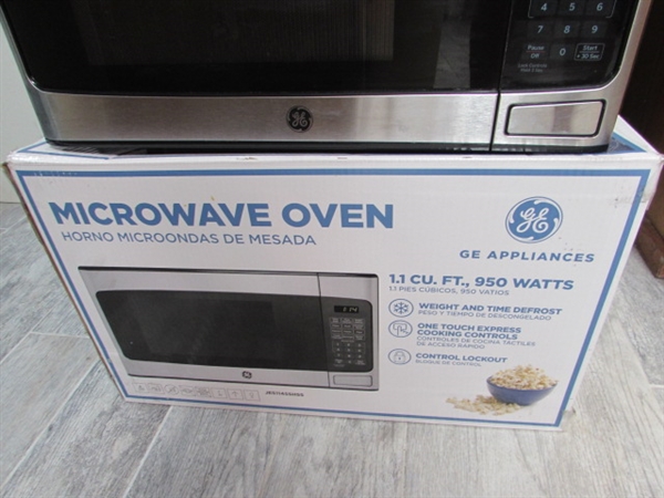 GE MICROWAVE OVEN AND COOKBOOK