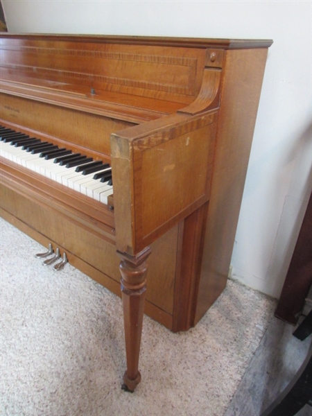 STORY & CLARK PIANO & LESSON BOOK AND MUSICAL NOTE WALL HANGING