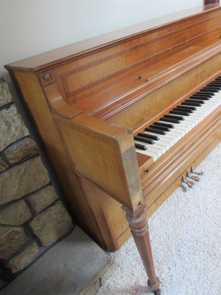 STORY & CLARK PIANO & LESSON BOOK AND MUSICAL NOTE WALL HANGING