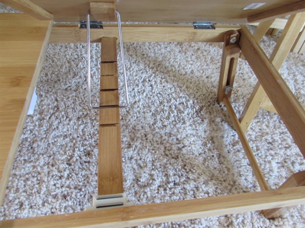 1 LAPTOP FOLDING LAP TRAY W/DRAWER AND 4 PINE TV TRAYS