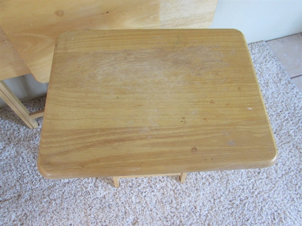 1 LAPTOP FOLDING LAP TRAY W/DRAWER AND 4 PINE TV TRAYS