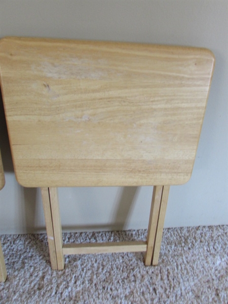 1 LAPTOP FOLDING LAP TRAY W/DRAWER AND 4 PINE TV TRAYS