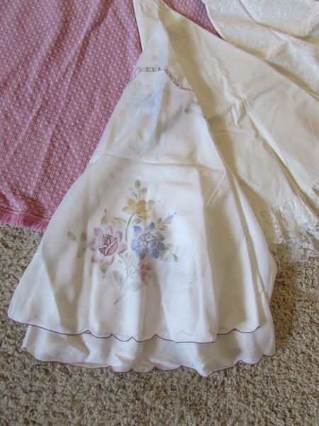 VINTAGE ROUND TABLECLOTHS