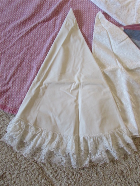 VINTAGE ROUND TABLECLOTHS