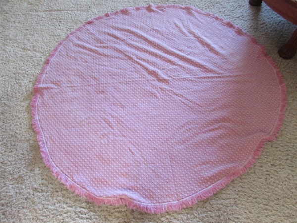 VINTAGE ROUND TABLECLOTHS