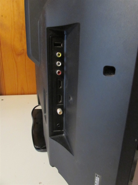 32 EMERSON TV WITH BUILT IN DVD PLAYER AND DVD/MEDIA STAND