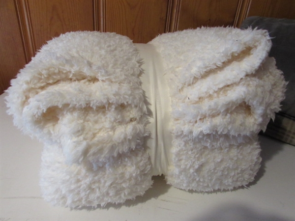 ASSORTED BLANKETS IN A VARIETY OF SIZES PLUS A CHAIR COVER