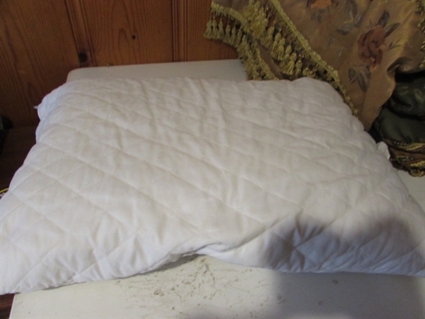 KING SIZE COMFORTER, BLANKET AND 2 PILLOWS