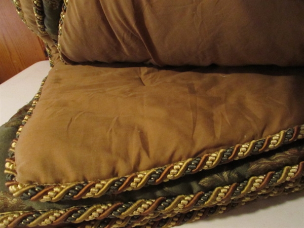 KING SIZE COMFORTER, BLANKET AND 2 PILLOWS