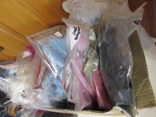 COLLECTION OF CRAFTING FEATHERS