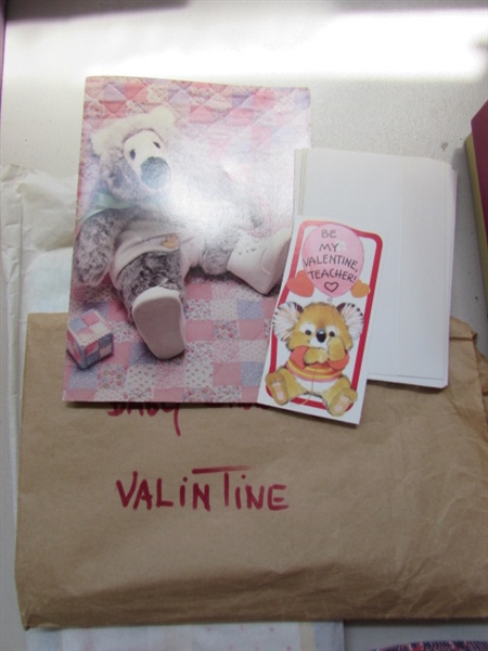 LARGE COLLECTION OF GREETING CARDS
