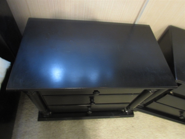 2 NIGHT STANDS