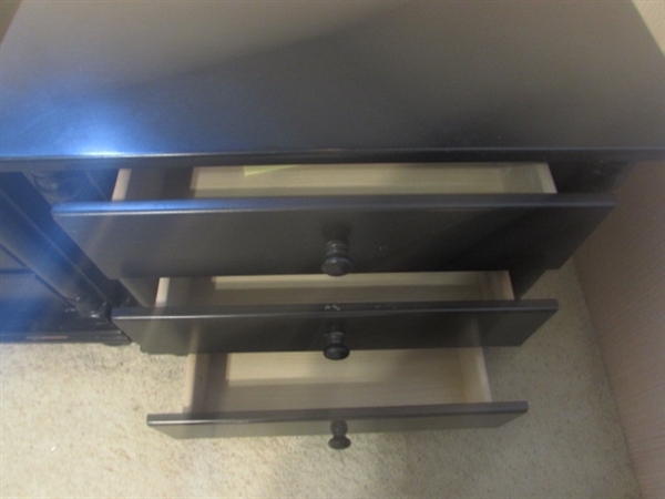 2 NIGHT STANDS
