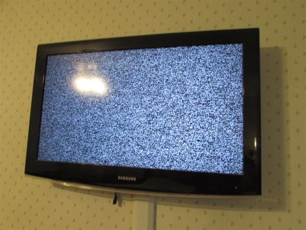 32 SAMSUNG FLAT SCREEN TV W/REMOTE