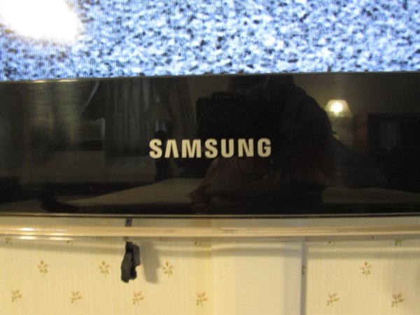 32 SAMSUNG FLAT SCREEN TV W/REMOTE