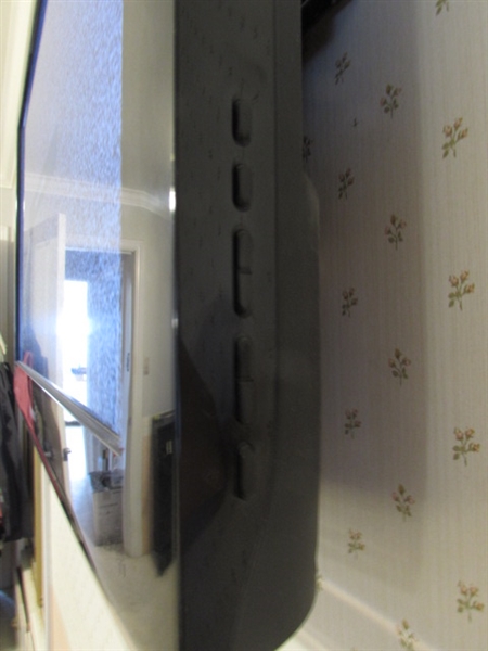 32 SAMSUNG FLAT SCREEN TV W/REMOTE
