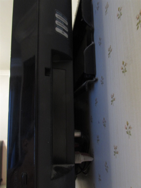 32 SAMSUNG FLAT SCREEN TV W/REMOTE
