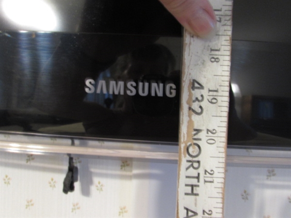 32 SAMSUNG FLAT SCREEN TV W/REMOTE