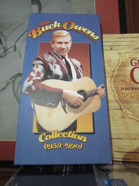 LARGE COLLECTION OF CD'S & MUSIC BOOKLETS