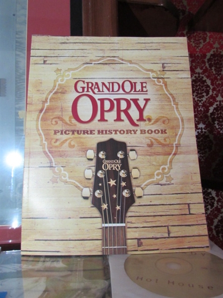LARGE COLLECTION OF CD'S & MUSIC BOOKLETS