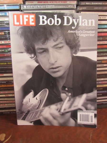LARGE COLLECTION OF CD'S & MUSIC BOOKLETS