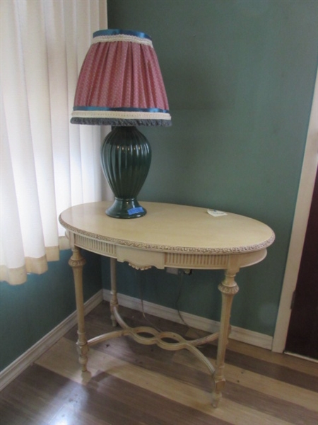 FRENCH STYLE PARLOR TABLE & CERAMIC TABLE LAMP
