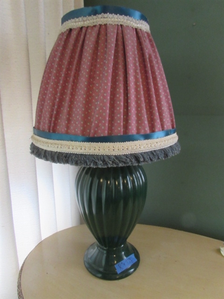 FRENCH STYLE PARLOR TABLE & CERAMIC TABLE LAMP