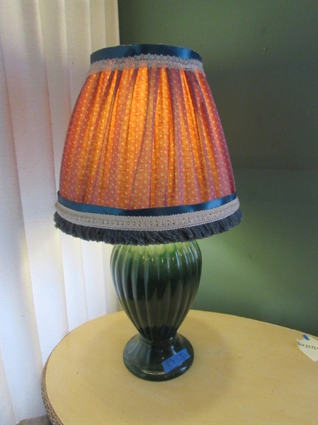 FRENCH STYLE PARLOR TABLE & CERAMIC TABLE LAMP