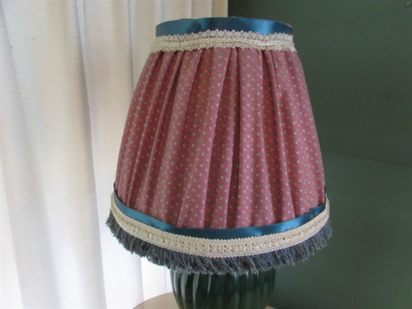 FRENCH STYLE PARLOR TABLE & CERAMIC TABLE LAMP